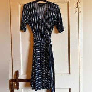 Donna Morgan Geometric print knee length wrap dress